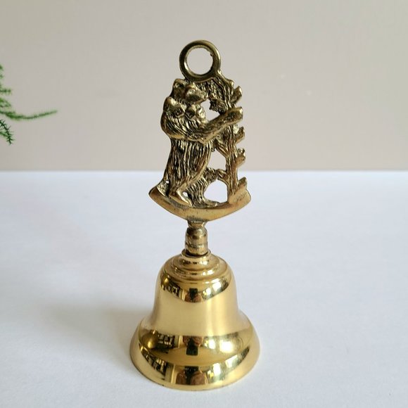 Warwick Castle brass dinner bell with bear. - Picture 5 of 7